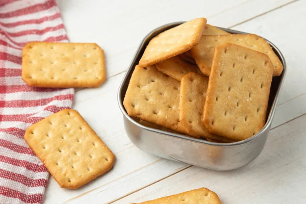 Cracker Cookies Skål Rostfritt Stål Med Duk Vitt Träbord Bakgrund — Stockfoto
