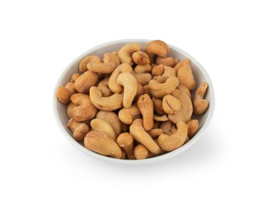 Beyaz kasedeki kaju fıstığı kesme yolu olan beyaz arka planda izole edilmiş..