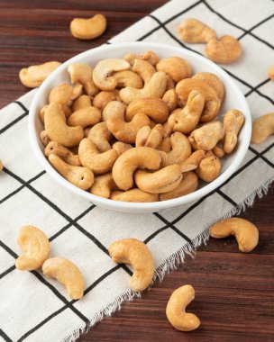 Masada beyaz kasede fındık, sağlıklı atıştırmalık, vejetaryen yemeği..