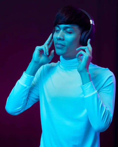Ung Asiatisk Man Lyssnar Musik Med Hörlurar Neonljus — Stockfoto