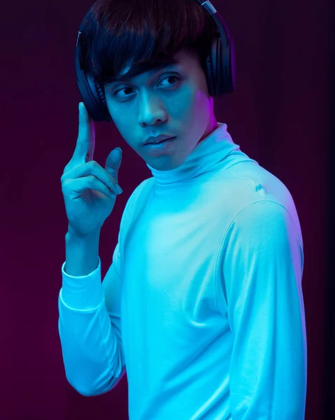 Giovane Asiatico Uomo Ascolto Musica Con Cuffie Luce Neon — Foto Stock