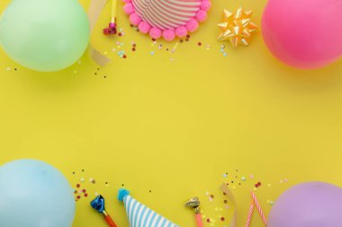 Mutlu yıllar, Düz yatar parti dekorasyonu Pastel sarı arka planda.