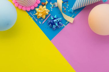 Mutlu yıllar, Düz yatıyordu parti dekorasyonu Pastel sarı, mavi ve pembe geometrik arka plan.