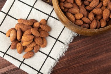 Masadaki bademler, sağlıklı atıştırmalıklar, vejetaryen yemekleri..