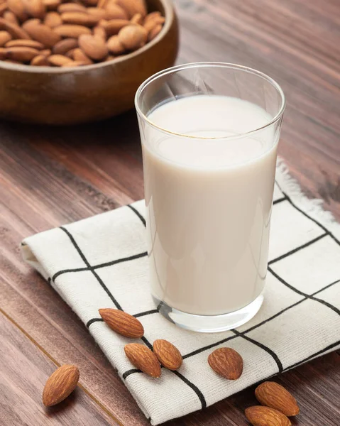 Mandel Mjölk Glaset Med Mandel Träskål Bordet Friska Mellanmål Vegetarisk — Stockfoto