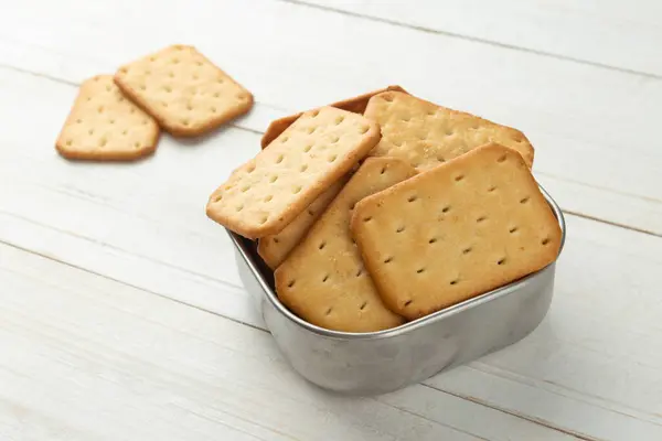 Biscoitos Biscoito Uma Tigela Aço Inoxidável Fundo Mesa Madeira Branca — Fotografia de Stock