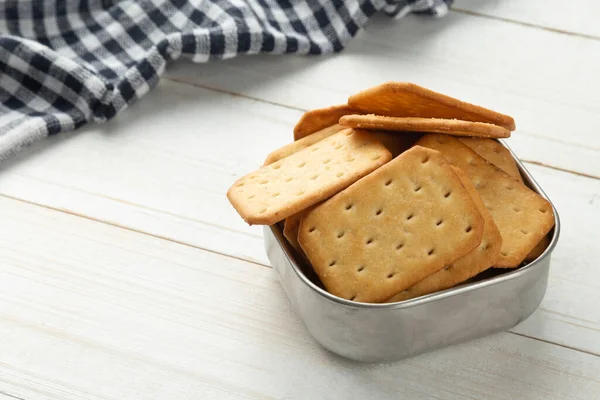 Biscoitos Biscoito Uma Tigela Aço Inoxidável Com Toalha Mesa Fundo — Fotografia de Stock