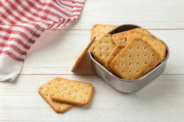 Biscoitos Biscoito Uma Tigela Aço Inoxidável Com Toalha Mesa Fundo — Fotografia de Stock