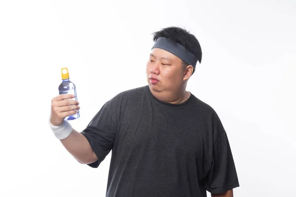 Młody Azji Śmieszne Tłuszcz Sport Człowiek Gospodarstwa Wody Butelki Izolowane — Zdjęcie stockowe