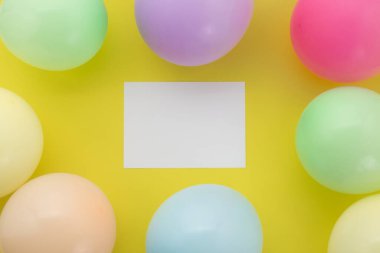 Mutlu yıllar, Düz yatar parti dekorasyonu Pastel sarı arka planda.