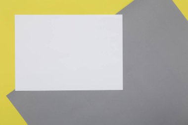 Açık sarı ve Nihai Gri renkli kağıt arka plan üzerine Boş Flyer kağıdı.