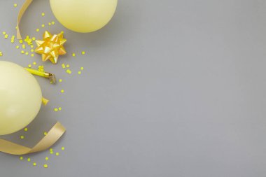 Mutlu yıllar, pastel gri arka planda yassı parti dekorasyonu.