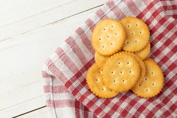 Biscoitos Biscoito Com Toalha Mesa Fundo Mesa Madeira Branca — Fotografia de Stock