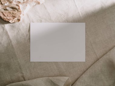 Davetiye kartı modeli, boş tebrik kartı şablonu. Minimalist tarzda düz yatıyordu..