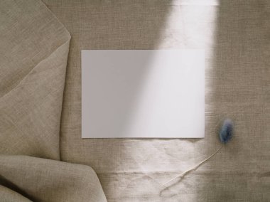 Davetiye kartı modeli, boş tebrik kartı şablonu. Minimalist tarzda düz yatıyordu..