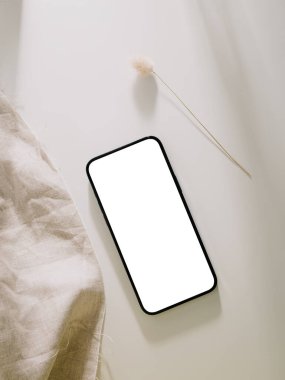 Akıllı telefon modeli, boş ekran şablonlu telefon. Minimalist tarzda düz yatıyordu..