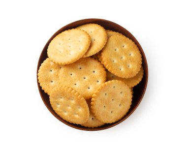 Tahta kasedeki kraker kurabiyeleri kesme yolu olan beyaz arka planda izole edilmiş..