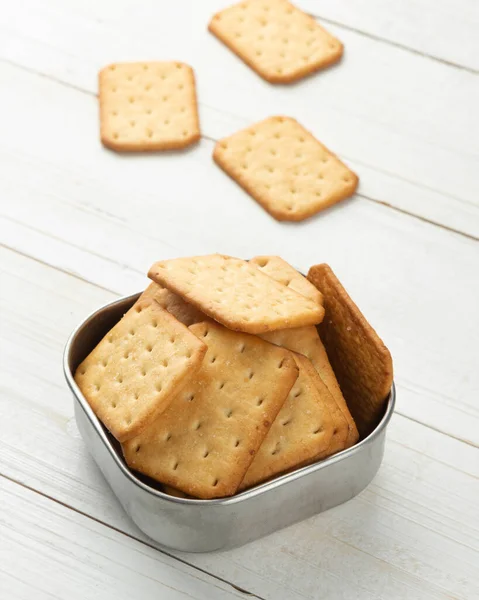 Biscoitos Biscoito Uma Tigela Aço Inoxidável Fundo Mesa Madeira Branca — Fotografia de Stock