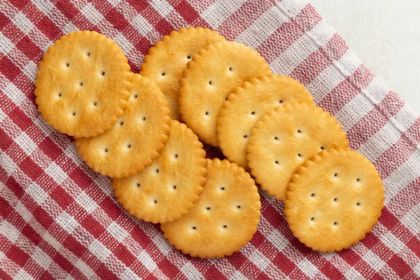 Biscoitos Biscoito Com Toalha Mesa Fundo Mesa Madeira Branca — Fotografia de Stock