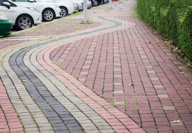 Patika kaldırım kaldırım trafik işaretleri ile