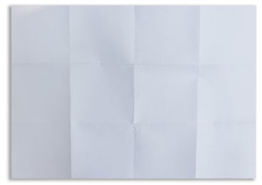 Beyaz desenli kağıdın üzerine beyaz izole on altı katlanmış