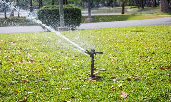 Automatic sprinkler watering in garden — Stock Photo, Image