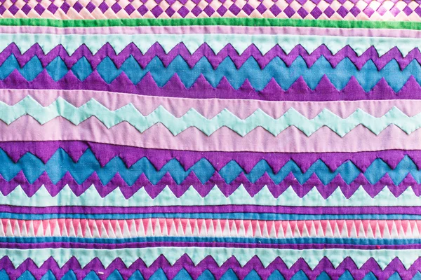 多彩泰国风格地毯表面附近老式布料由手工编织棉织物更多的这一主题，背景 — 图库照片