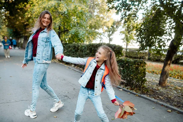 Eine Junge Schöne Mutter Führt Ein Jähriges Mädchen Zur Schule — Stockfoto