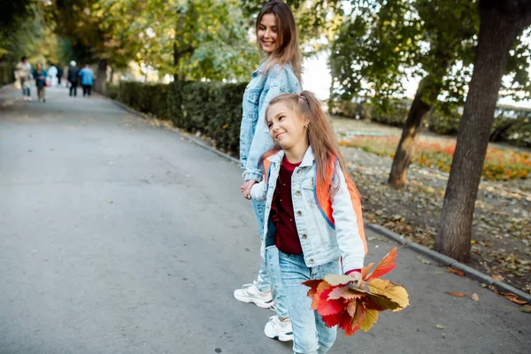 Eine Junge Schöne Mutter Führt Ein Jähriges Mädchen Zur Schule — Stockfoto