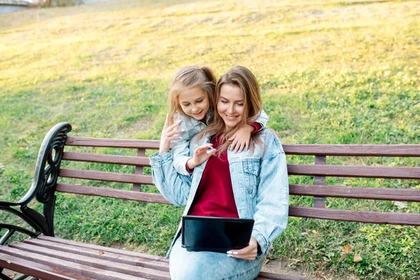 Eine Junge Mutter Und Ihre Jährige Tochter Unterhalten Sich Bei — Stockfoto