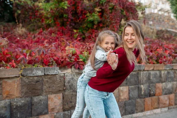 Bonita Jovem Família Mãe Abraça Sua Filha Bonita Passeio Parque — Fotografia de Stock