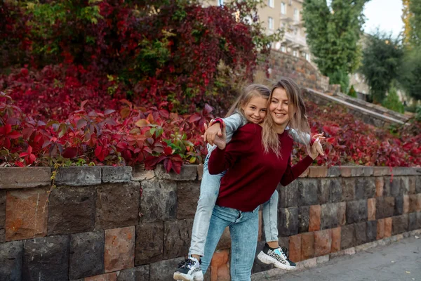 Schöne Junge Familienmutter Umarmt Ihre Hübsche Tochter Herbst Bei Einem — Stockfoto