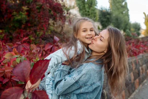Bonita Jovem Família Mãe Abraça Sua Filha Bonita Passeio Parque — Fotografia de Stock