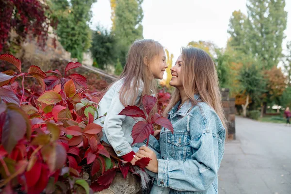 Bonita Jovem Família Mãe Abraça Sua Filha Bonita Passeio Parque — Fotografia de Stock