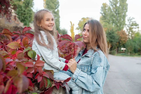 Bella Giovane Mamma Famiglia Abbraccia Sua Bella Figlia Una Passeggiata — Foto Stock