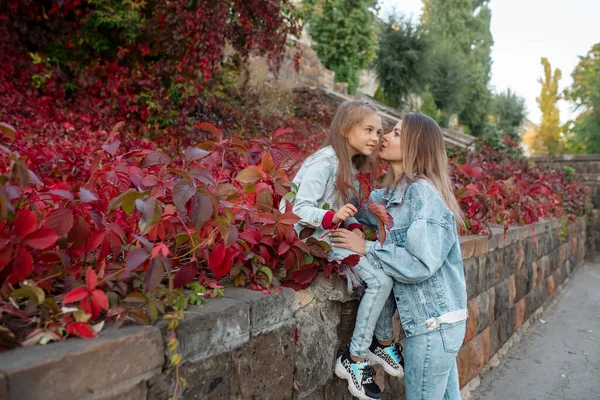 Bella Giovane Mamma Famiglia Abbraccia Sua Bella Figlia Una Passeggiata — Foto Stock