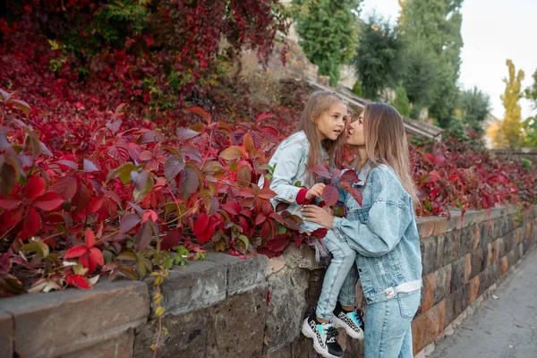 Piękna Młoda Rodzina Mama Przytula Jej Ładna Córka Spacer Parku — Zdjęcie stockowe