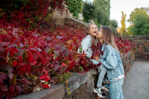 Bonita Jovem Família Mãe Abraça Sua Filha Bonita Passeio Parque — Fotografia de Stock