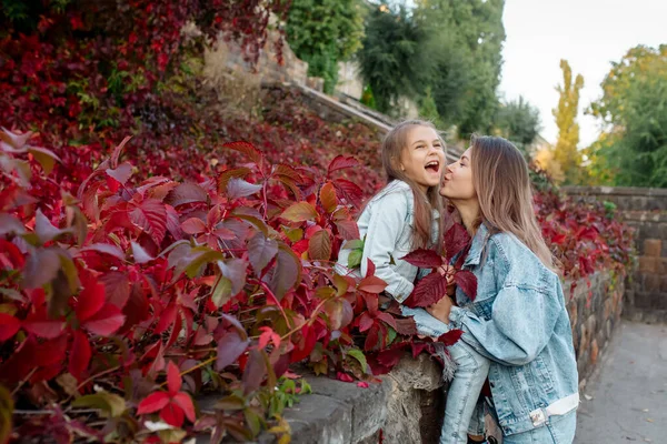 Bonita Jovem Família Mãe Abraça Sua Filha Bonita Passeio Parque — Fotografia de Stock