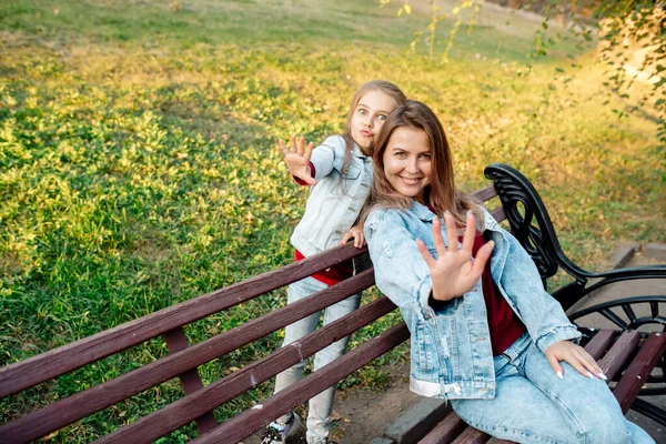 Uma Jovem Mãe Sua Filha Anos Tiram Uma Foto Conjunta — Fotografia de Stock