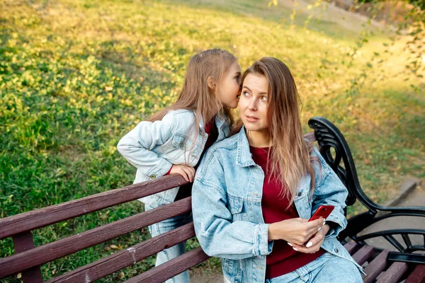 Une Jeune Mère Fille Ans Prennent Une Photo Commune Téléphone — Photo