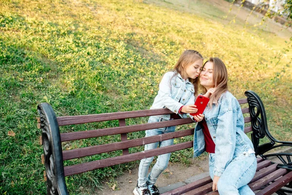 Eine Junge Mutter Und Ihre Jährige Tochter Machen Ein Gemeinsames — Stockfoto