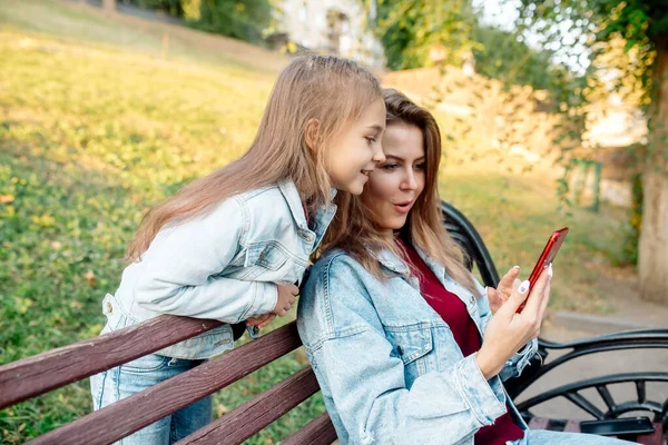 Eine Junge Mutter Und Ihre Jährige Tochter Machen Ein Gemeinsames — Stockfoto