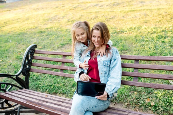 Eine Junge Mutter Und Ihre Jährige Tochter Machen Ein Gemeinsames — Stockfoto