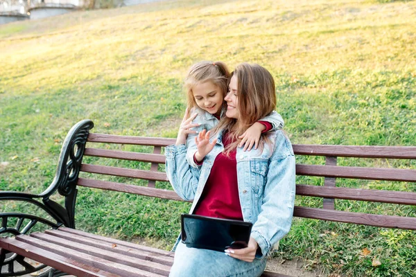 Uma Jovem Mãe Sua Filha Anos Tiram Uma Foto Conjunta — Fotografia de Stock