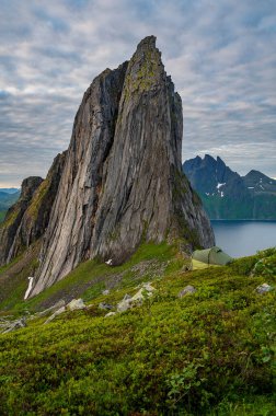 Kuzey Norveç 'teki Senja adası üzerinde gün batımı, çerçevenin ortasında Segla Dağı. (yüksek ISO resmi)