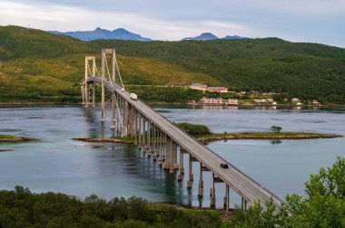 Kuzey Norveç, Lofoten takımadalarındaki adaları birbirine bağlayan köprü.  