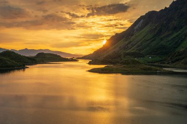 Lofoten Takımadaları, Lofoten, Lofoten, Norveç 'te Norveç fiyortları üzerinde renkli gün batımı.