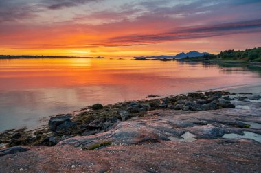 Lofoten Takımadaları, Lofoten, Lofoten, Norveç 'te Norveç fiyortları üzerinde renkli gün batımı.