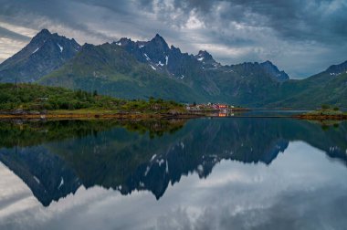 Kuzey Norveç 'te geceleri Lofoten adaları fiyortlarda yansıyan dağlardır.